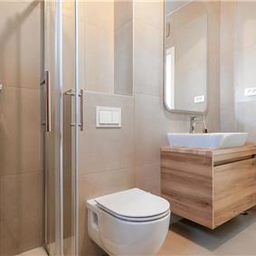 4 Bedroom Villa with Pool near Vodice town, Sibenik Riviera, sleeps 8